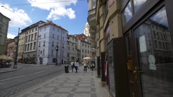 Folk Går Karmelitska Gatan — Stockvideo