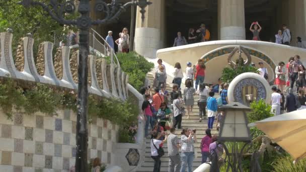 Turistas Escadas Park Guell Barcelona — Vídeo de Stock