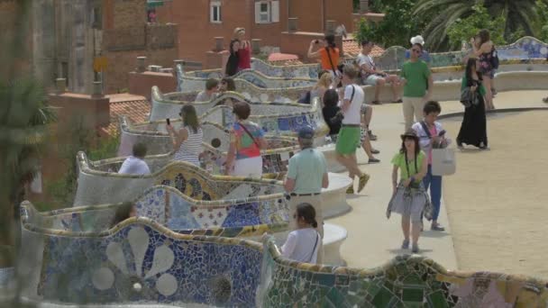 Turisté Blízkosti Mozaiky Lavice Park Guell — Stock video