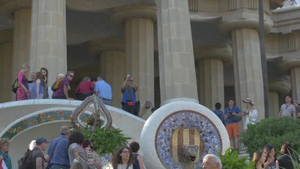 Publiken Vid Ingången Till Park Guell — Stockvideo