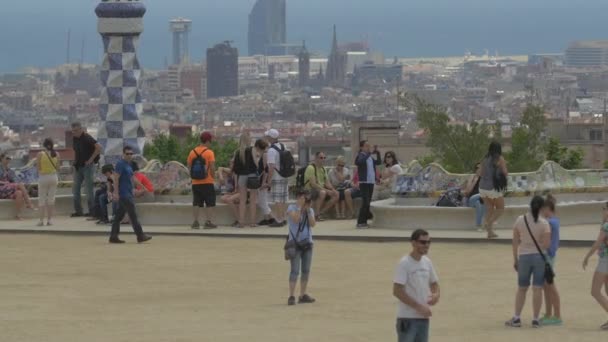 Park Guell Met Toeristen — Stockvideo