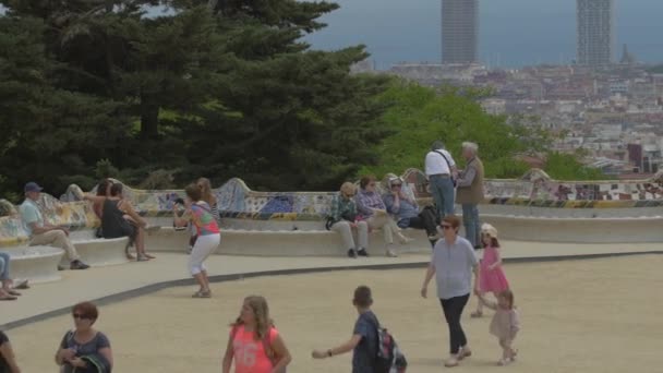 Groupe Enfants Visitant Park Guell Barcelone — Video