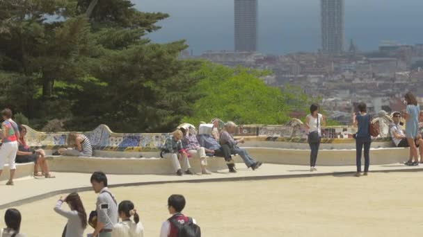 Touristes Sur Terrasse Principale Parc Guell — Video