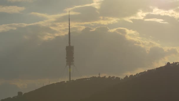 丘の上の信号塔 — ストック動画