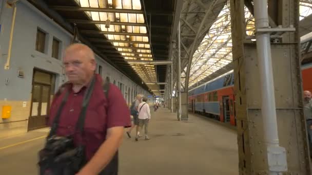 Ludzie Peronie Głównego Dworca Kolejowego — Wideo stockowe