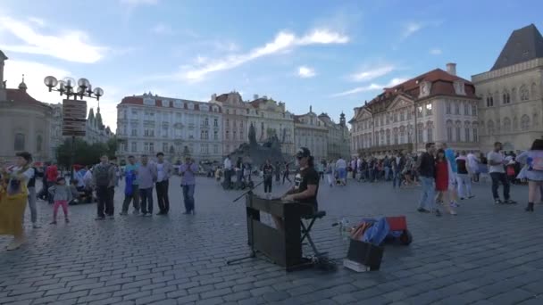 Ember Zongorázik Óváros Téren — Stock videók