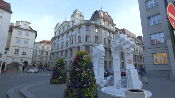 Esculturas Blancas Plaza Franz Kafka — Vídeo de stock