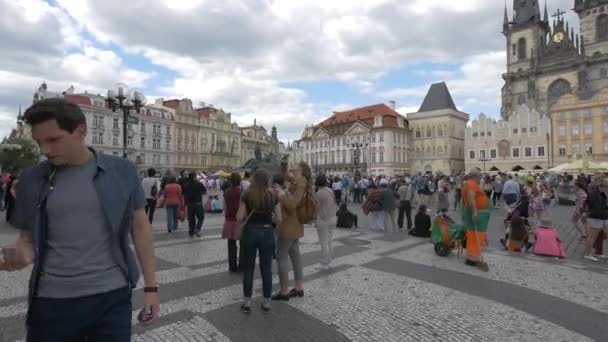 Touristen Versammelten Sich Auf Dem Altstädter Ring — Stockvideo