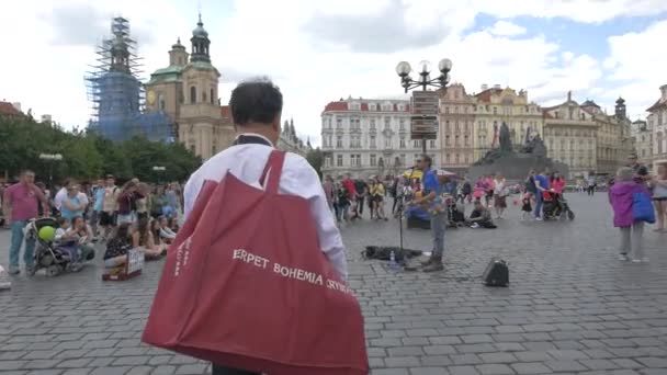 Gatumusiker Som Spelar Gitarr — Stockvideo