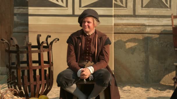 Seorang Pria Mengenakan Kostum Abad Pertengahan — Stok Video