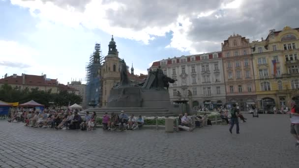 Avkopplande Bredvid Jan Hus Memorial — Stockvideo