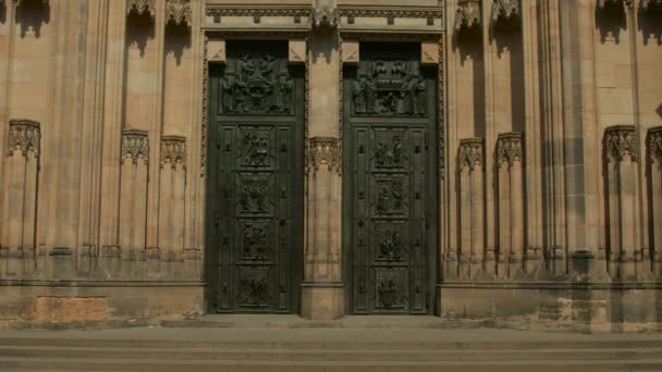 聖ヴィート大聖堂の巨大な扉 — ストック動画
