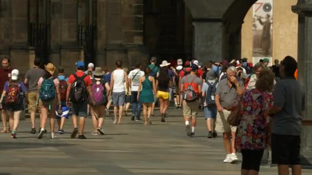 チェコ共和国プラハを歩く観光客 — ストック動画