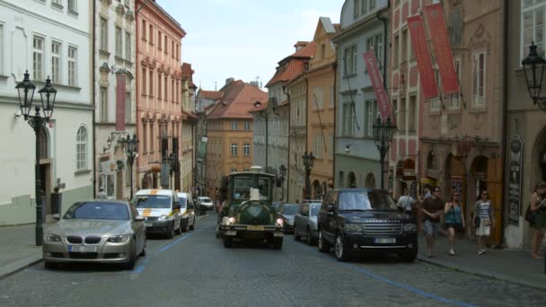 Stadtbummelzug Auf Der Straße — Stockvideo