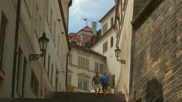 Trappen Tussen Gebouwen Praag Tsjechië — Stockvideo