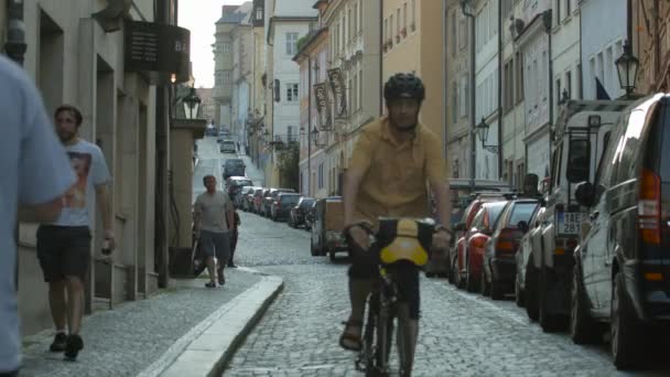 Montar Bicicleta Caminar Por Una Calle — Vídeos de Stock