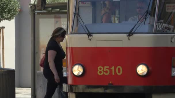 Instappen Een Rode Tram — Stockvideo