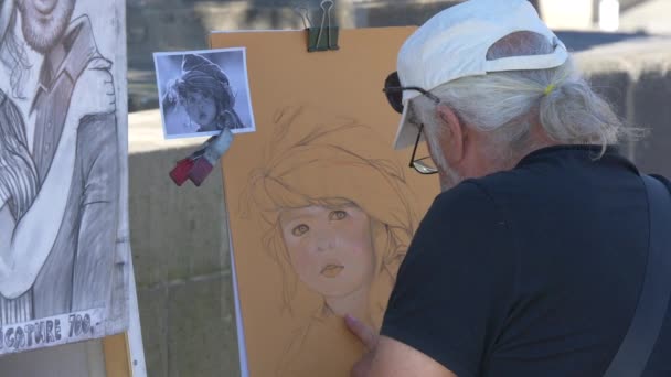 Hombre Dibujando Retrato — Vídeos de Stock