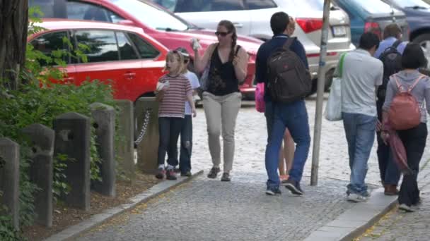 Mensen Die Lopen Eten — Stockvideo