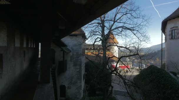 Bled Castle Torens Vanaf Een Balkon — Stockvideo