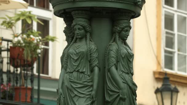 Statues Femmes Sur Lampadaire — Video