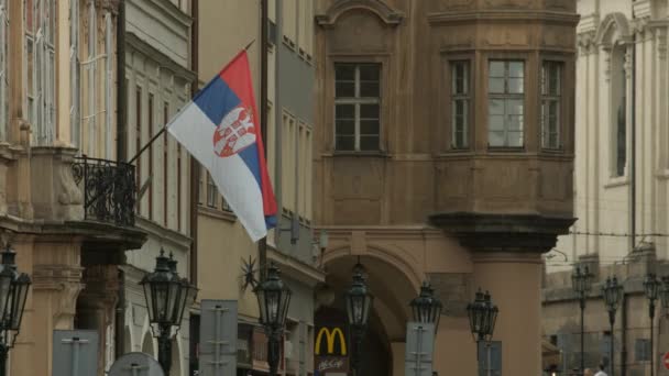 Die Flagge Der Republik Serbien Und Alte Gebäude — Stockvideo