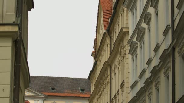 Caddedeki Eski Binalardan Aşağı Eğil — Stok video