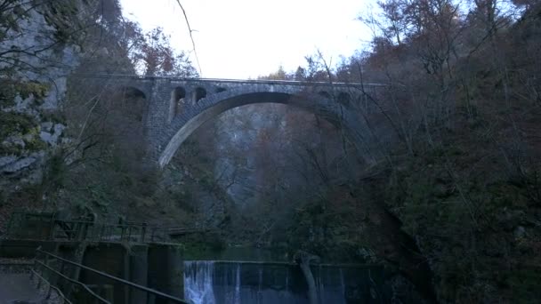 Een Gewelfde Brug Een Rivier Vallei — Stockvideo