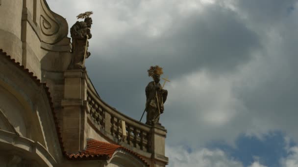 Santos Con Estatuas Halo Cielo Nublado — Vídeos de Stock