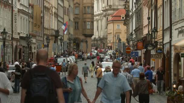 Gente Caminando Por Calle Mostecka — Vídeos de Stock