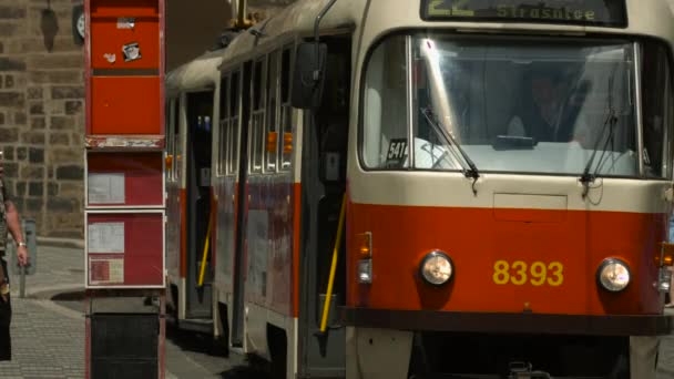 Eine Rote Straßenbahn Einsteigen — Stockvideo