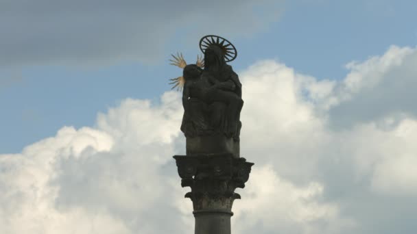 Αγάλματα Στην Κορυφή Μιας Στήλης — Αρχείο Βίντεο