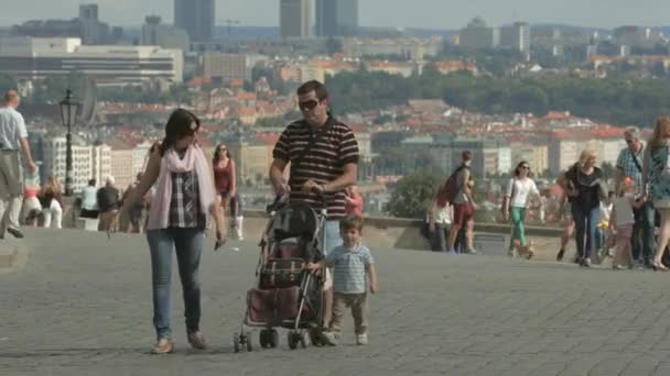 Pessoas Andando Praça Hradcany — Vídeo de Stock