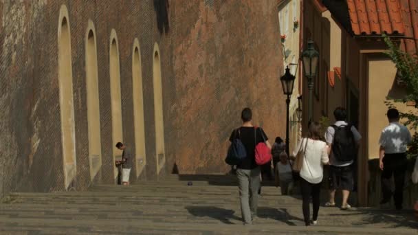 Bajando Por Las Escaleras Del Castillo Praga — Vídeo de stock