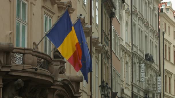 Zászlók Lobognak Román Nagykövetség Épületén — Stock videók