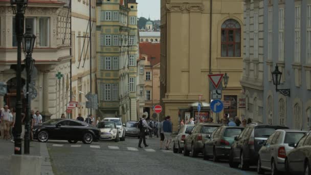 Autofahren Und Spazierengehen Auf Einer Straße Mit Alten Gebäuden — Stockvideo