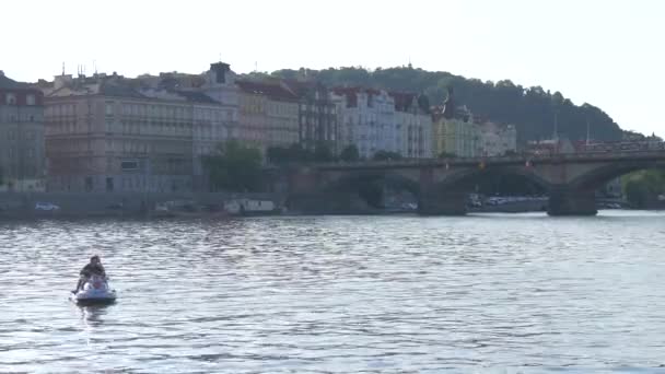 Kör Jet Ski Floden Vltava — Stockvideo