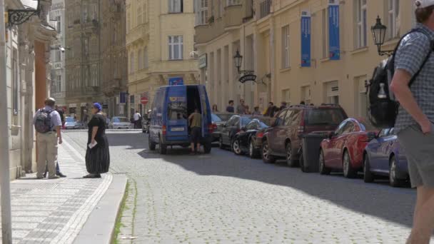 Caminhando Uma Rua Paralelepípedos — Vídeo de Stock