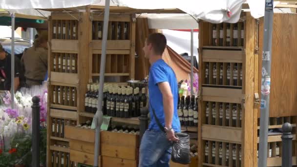 Gatestall Med Vinflasker – stockvideo