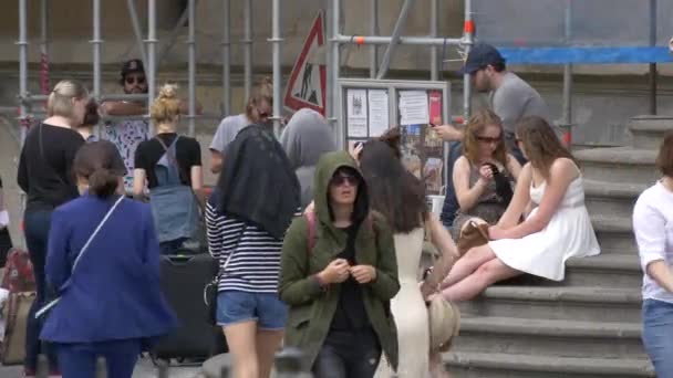 Άνθρωποι Περπατούν Και Κάθονται Στις Σκάλες — Αρχείο Βίντεο