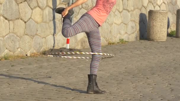 Primer Plano Chica Pierna Hooping — Vídeo de stock