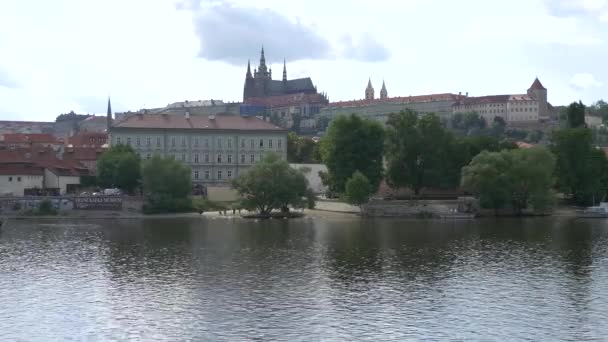 布拉格城堡和Vltava河 — 图库视频影像