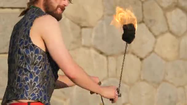 Homme Tournant Des Boules Feu — Video