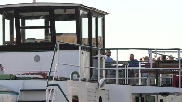 Pessoas Relaxando Convés Barco — Vídeo de Stock