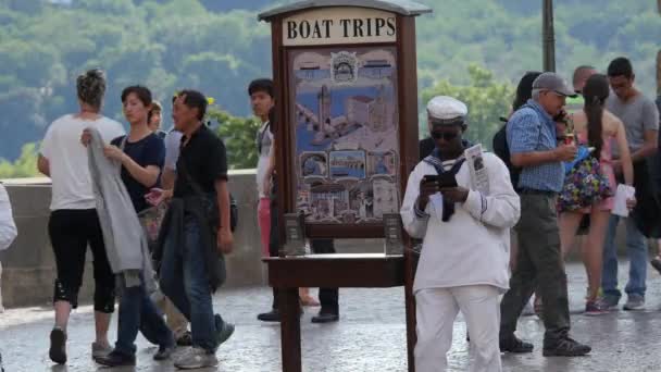 Matrosen Stehen Einer Infotafel Für Bootsfahrten — Stockvideo