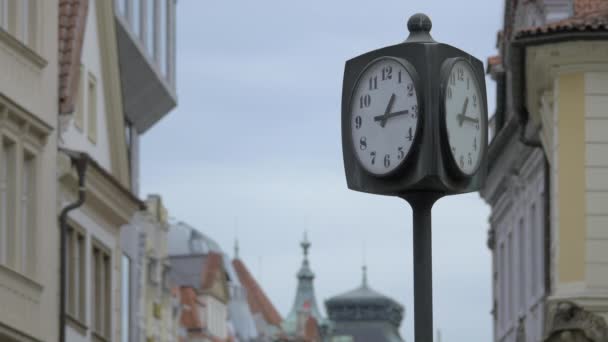 白天街上的老钟 — 图库视频影像