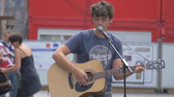 Jovem Tocando Guitarra — Vídeo de Stock