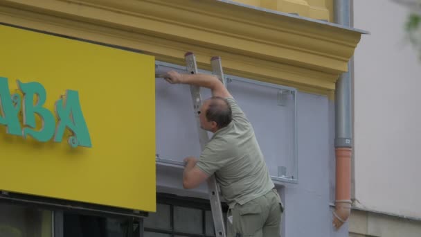 Hombre Martillando Clavo — Vídeo de stock