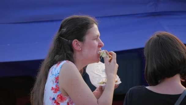 Vista Mujer Comiendo — Vídeos de Stock