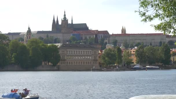聖ヴィート大聖堂や川沿いの他の建物 — ストック動画